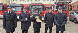 Na zdjęciu widać przedstawicieli KM PSP w Sopocie razem z st. kpt. Joanna Strzelec którzy wręczyli jej pamiątki związane ze służbą.