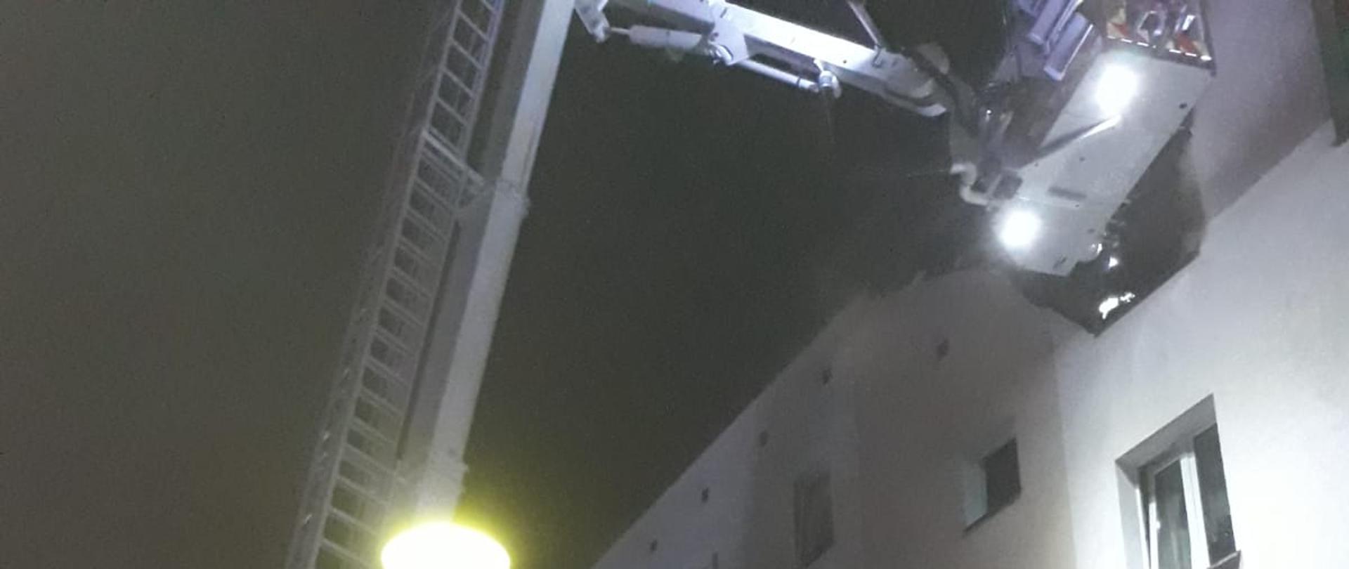 Na zdjęciu podnośnik hydrauliczny przy bloku