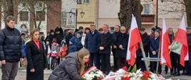 Delegacje składają kwiaty podczas uroczystości 78 rocznicy drugiego powrotu Człuchowa do Polski pod pomnikiem „Tym, którzy przywracali miastu polskość”.
