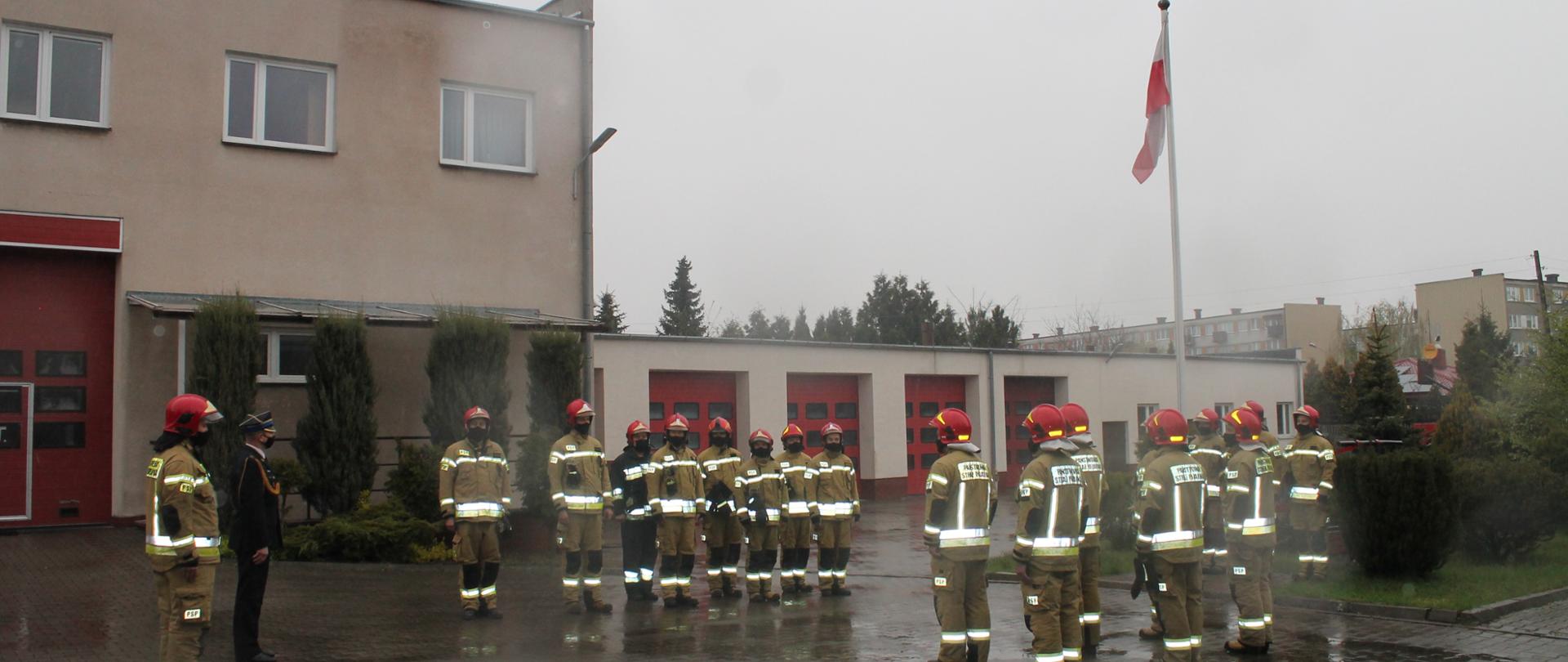zdjęcie przedstawia uroczystą zmianę służby wraz z podniesieniem flagi narodowej na maszt