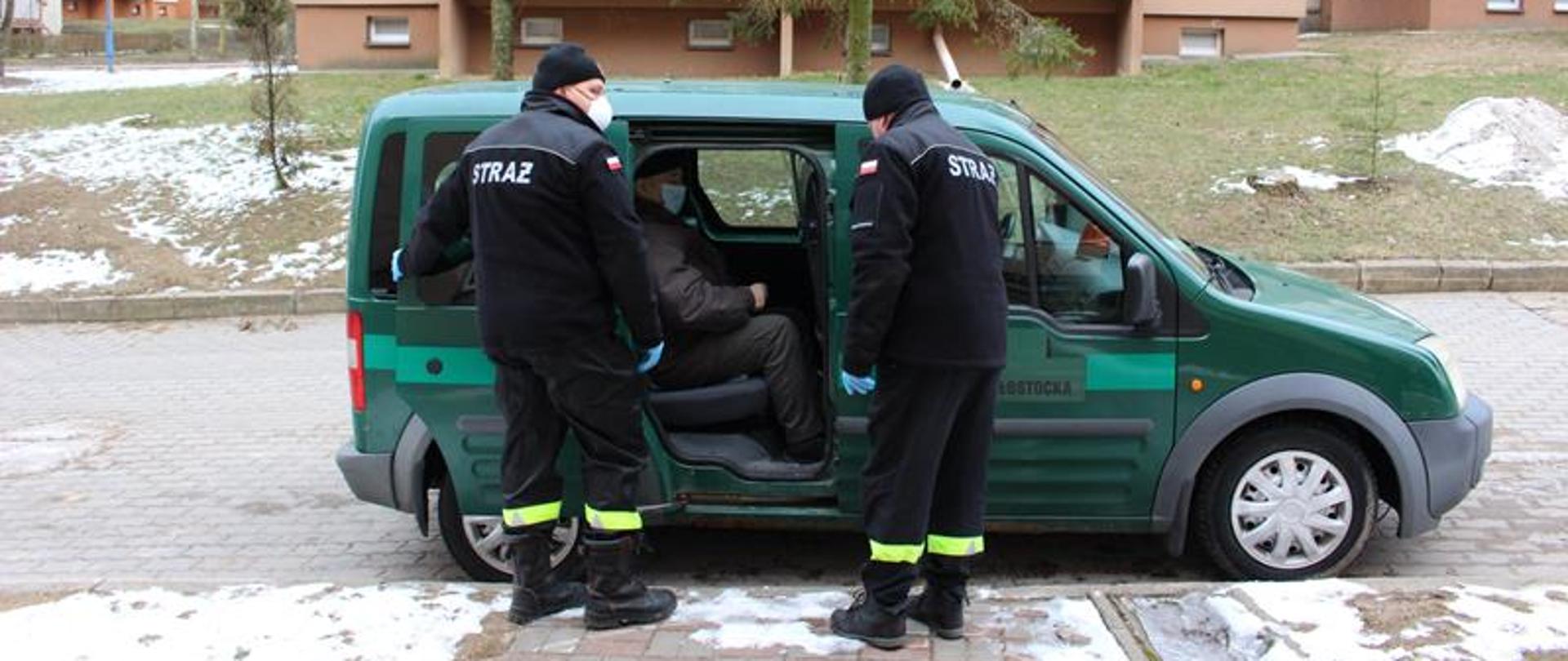 Zdjęcie przedstawia strażaków OSP dowożących ludzi na szczepienia przeciw COVID19