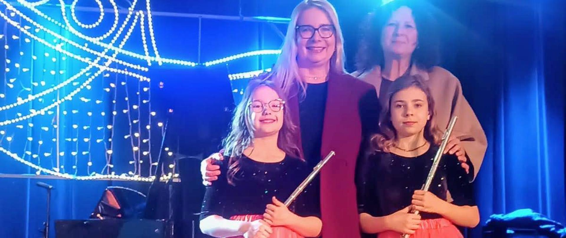 Uczennice i nauczycielki na scenie sali koncertowej