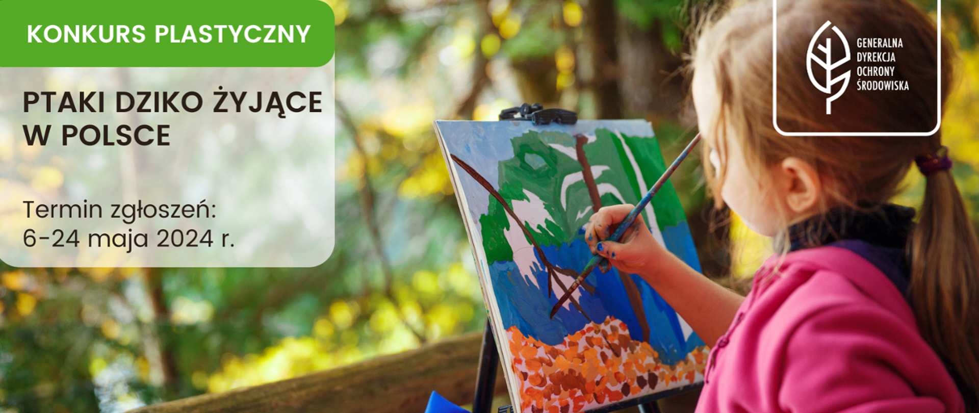 Zdjęcie dziewczynki trzymającej w dłoni pędzel i malującej obraz. Dziewczynka ubrana jest w różową bluzę. W lewym górnym rogu na zielonym tle napis: "KONKURS PLASTYCZNY" poniżej: "PTAKI DZIKO ZYJĄCE W POLSCE. Termin zgłoszeń: 6-24 maja 2024 r.". W prawym górnym rogu logotyp Generalnej Dyrekcji Ochrony Środowiska.