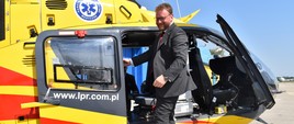 Minister zdrowia Łukasz Szumowski ogląda helikopter Lotniczego Pogotowia Ratunkowego.