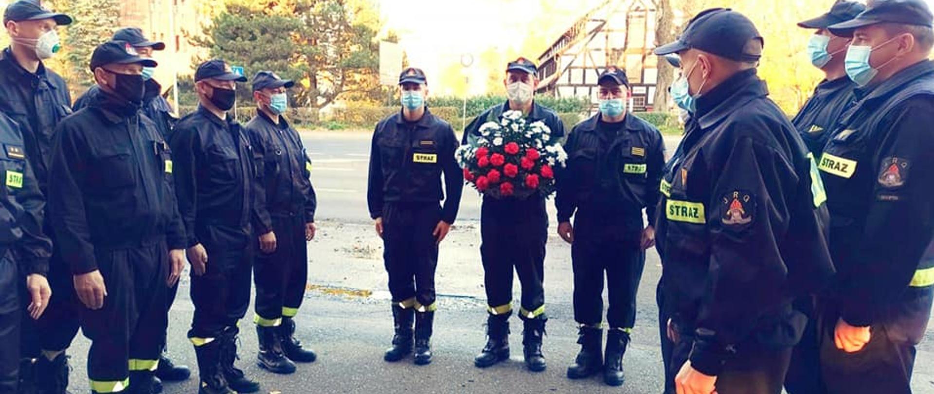 Zdjęcie przedstawia funkcjonariuszy JRG1, oddający cześć tym którzy odeszli na wieczną służbę