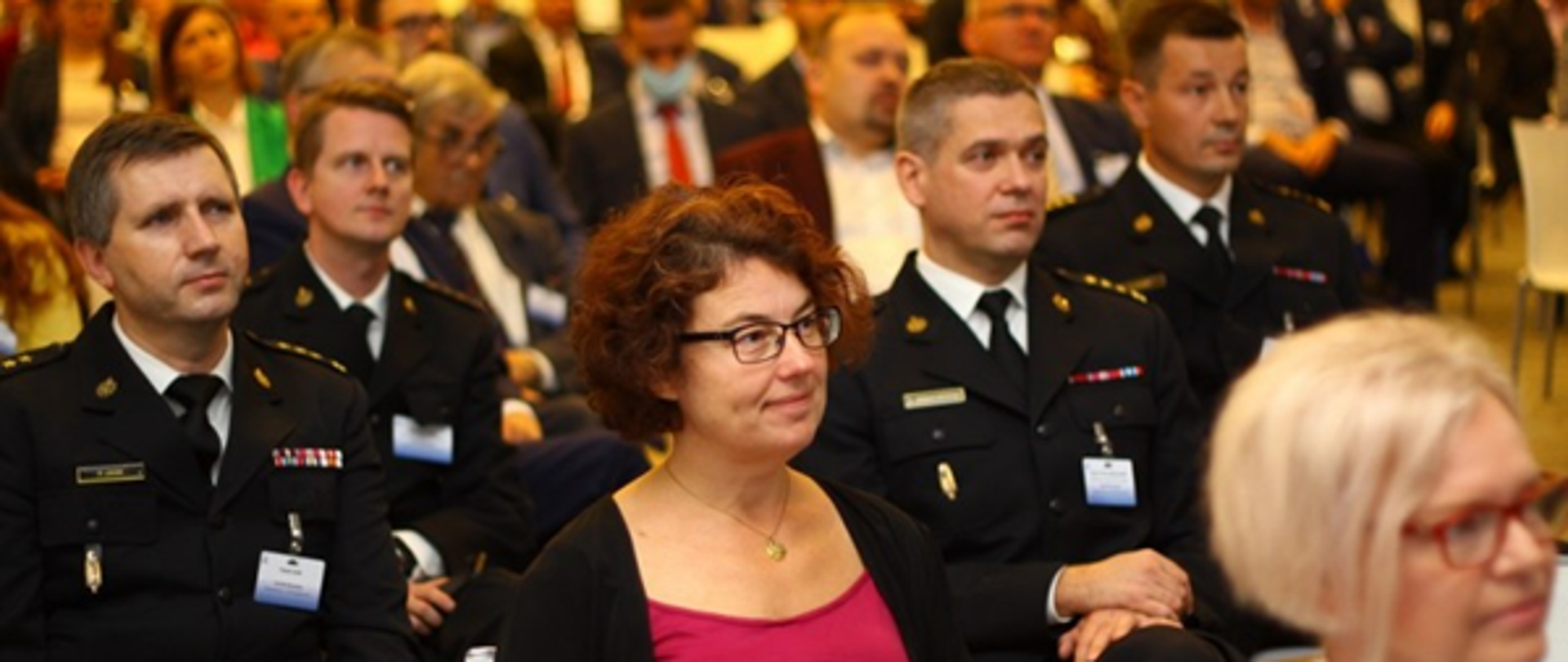 Uczestnicy konferencji siedzą podczas wykładu