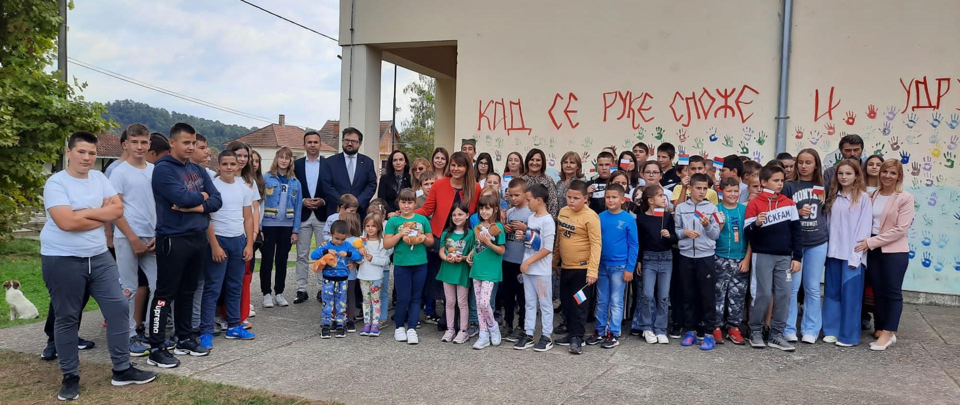 10.10 br. w miejscowości Gorna Toplica przedstawiciele placówki podpisali protokół odbioru przedmiotu umowy na realizację projektu polskiej pomocy rozwojowej w Szkole Podstawowej Milan Rakić. 