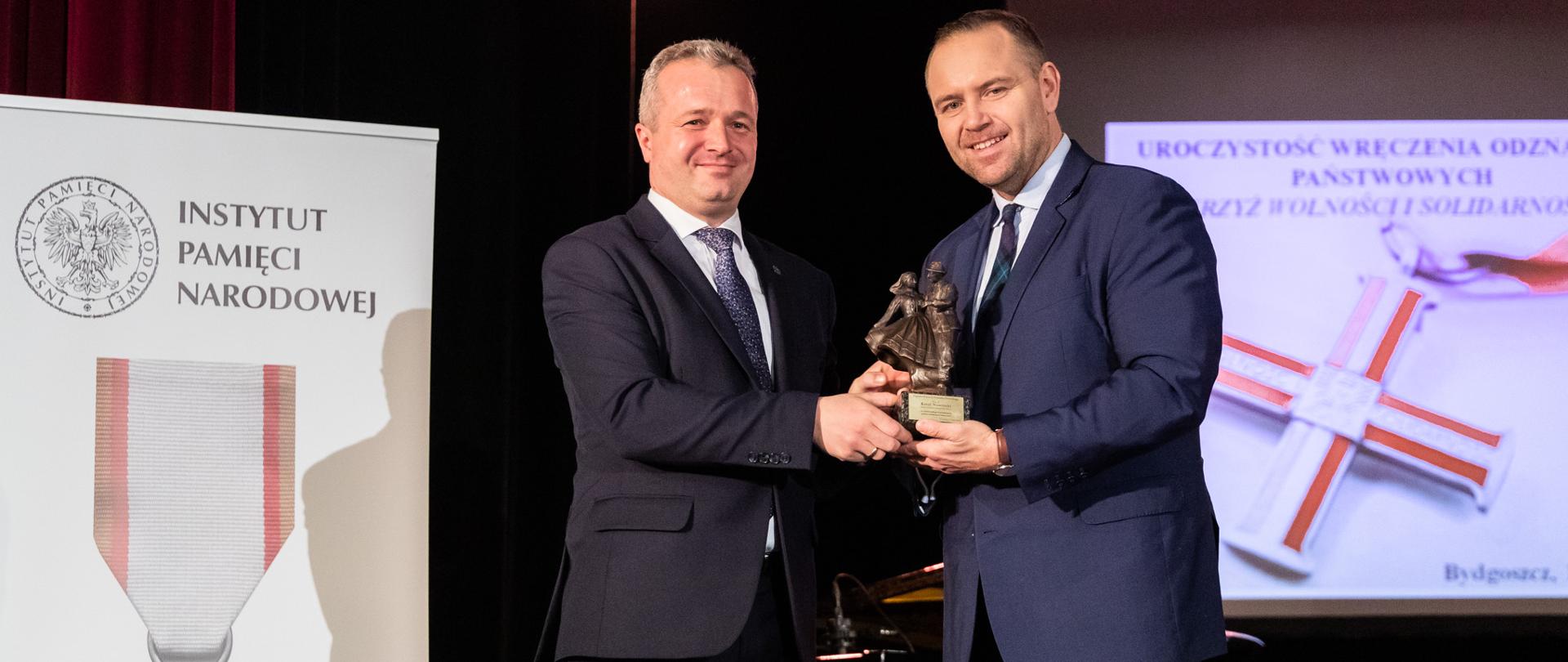 Dwóch mężczyzn pozujących do zdjęcia