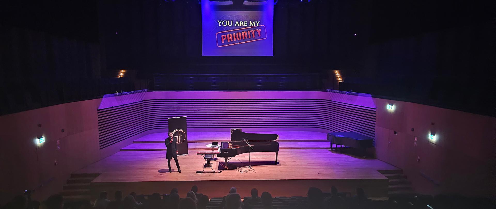 24.01.2024 Kamil Serefko Koncert
Solista przy fortepianie w tle surrealistyczne obrazy puszczane z rzutnika