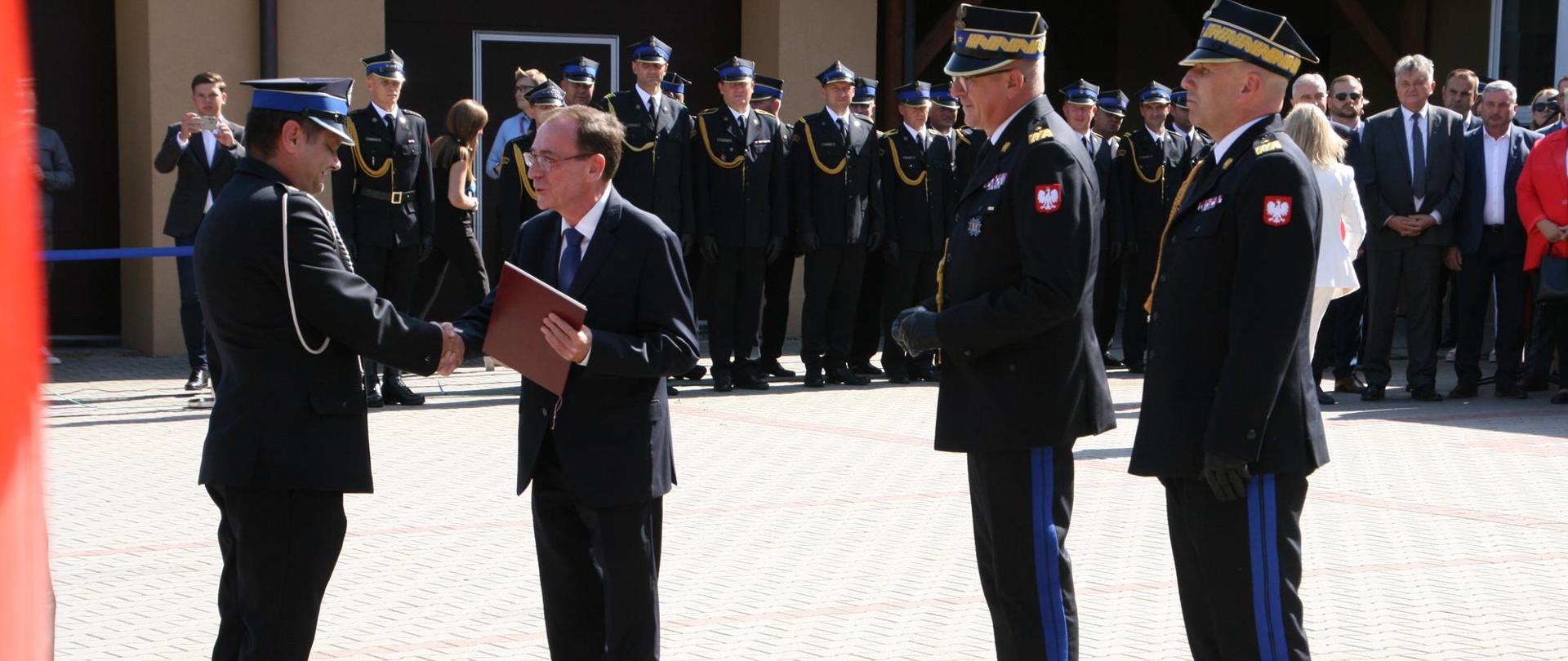 minister SWIA wręcza akt 