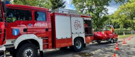 Pojazd gaśniczy wraz z łodzią przeznaczoną do działań na akwenach wodnych.