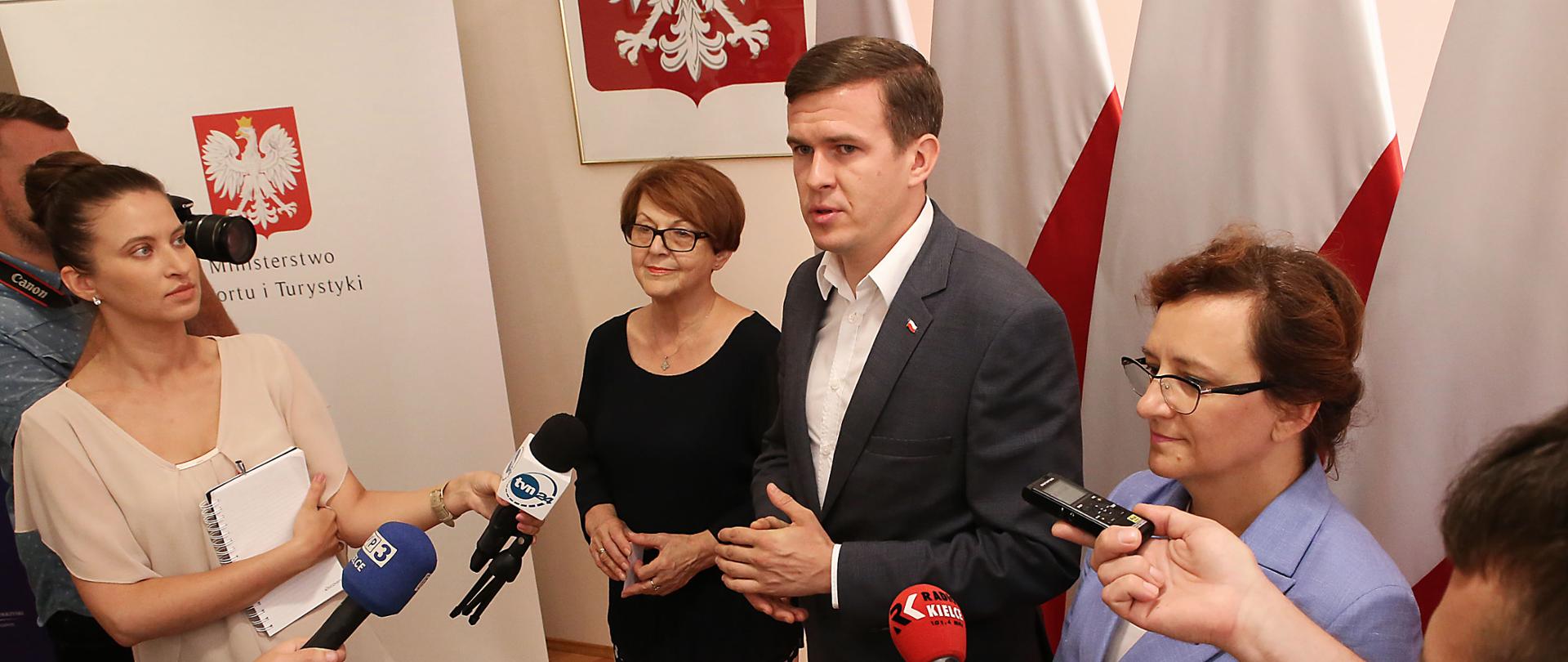 Minister przed kamerami