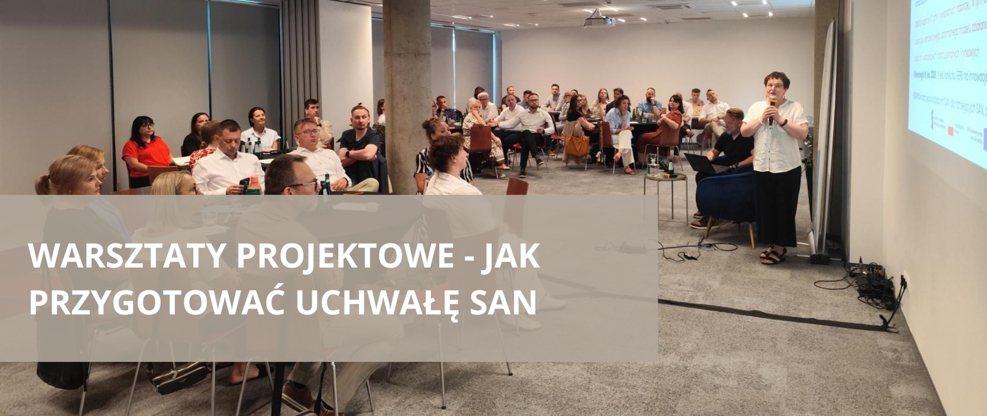 Zdjęcie sali konferencyjnej, napis: Warsztaty projektowe - jak przygotować uchwałę SAN