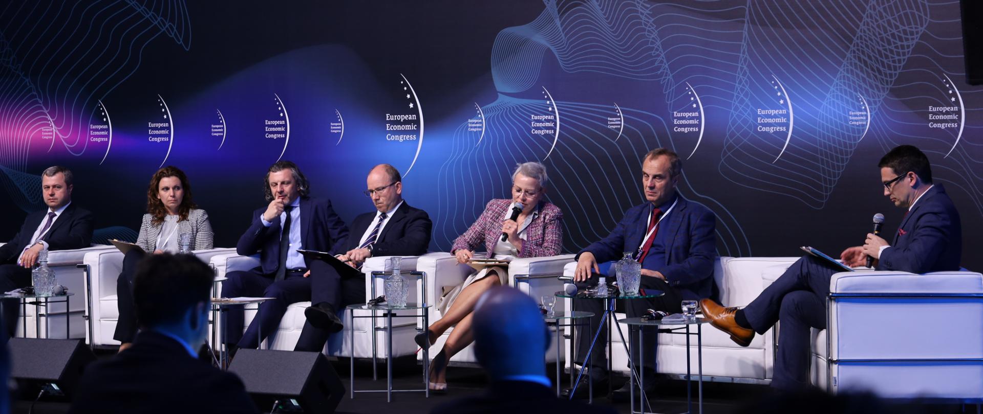 Wiceminister Anna Łukaszewska-Trzeciakowska podczas EKG