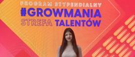 Zdjęcie: dziewczyna na tle baneru "Program Stypendialny #GrowMania Strefa Talentów"