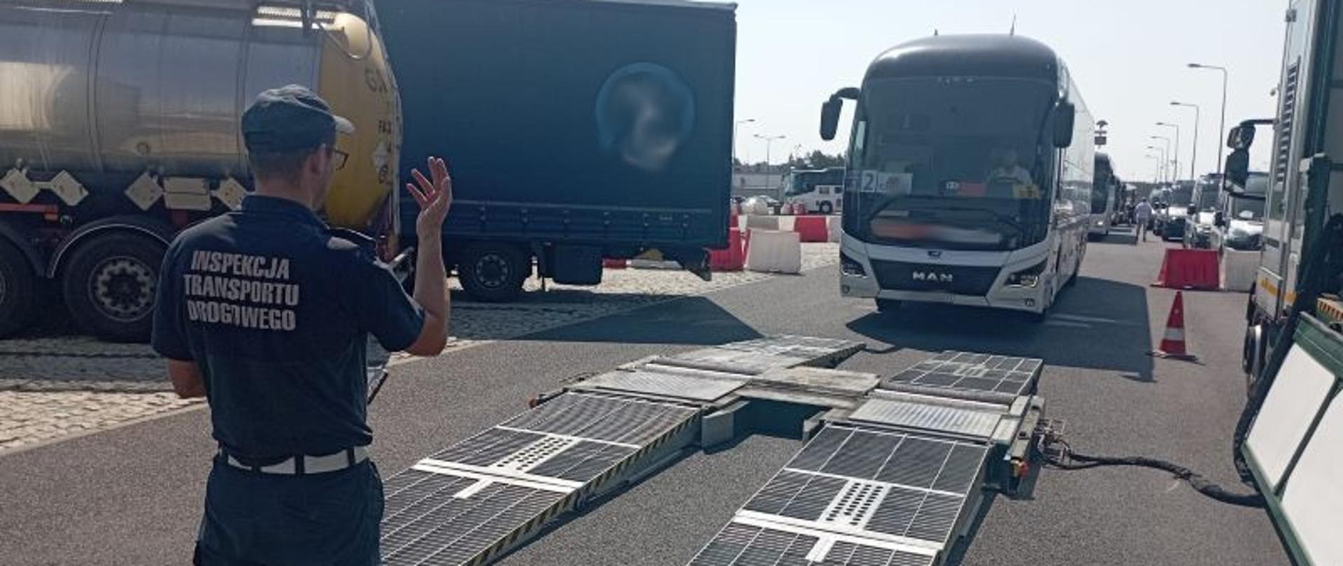 Inspektor podczas kontroli na Mobilnej Linii Diagnostycznej