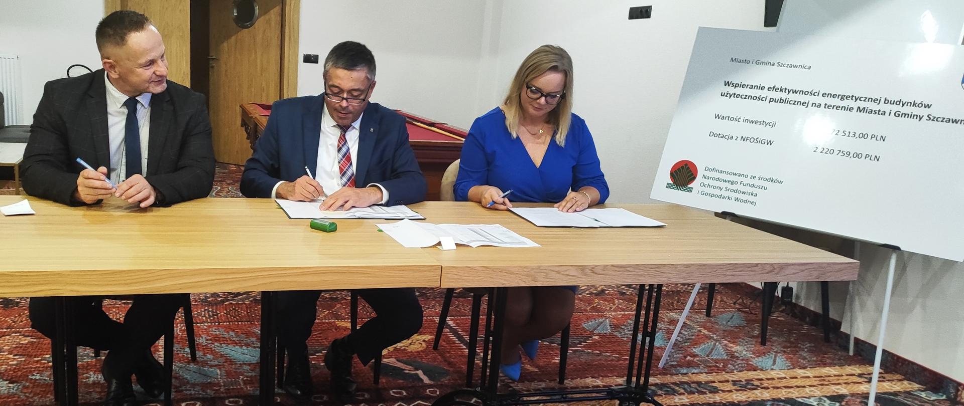Artur Michalski, zastępca prezesa zarządu NFOŚiGW podpisuje umowę