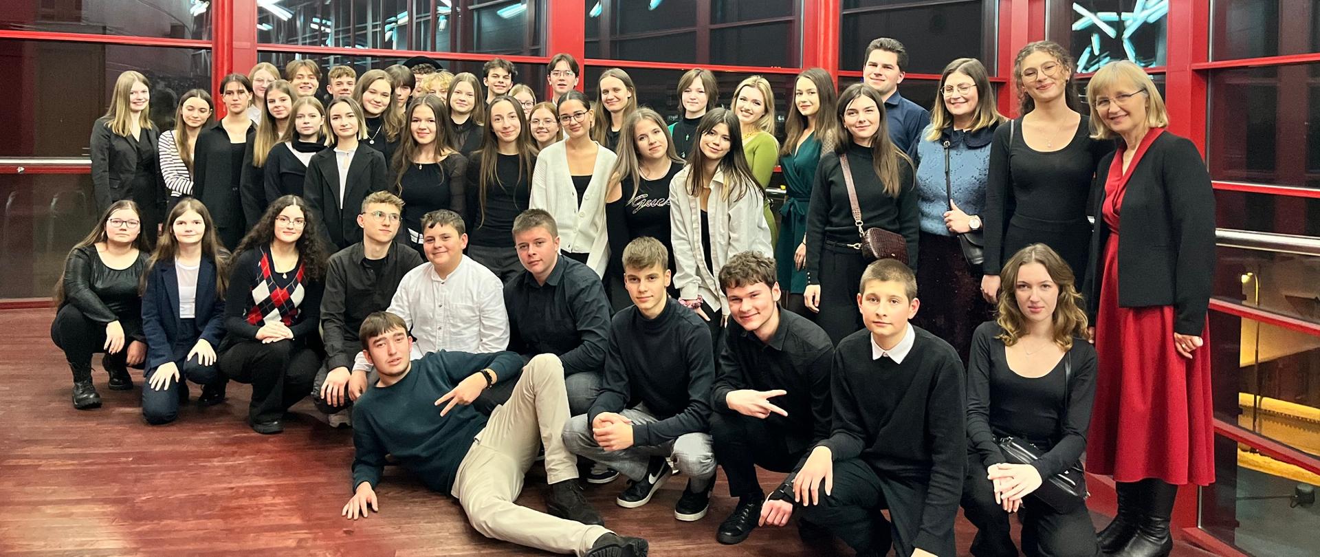 Uczniowie naszej szkoły wraz z nauczycielami podczas wycieczki do Opery Krakowskiej