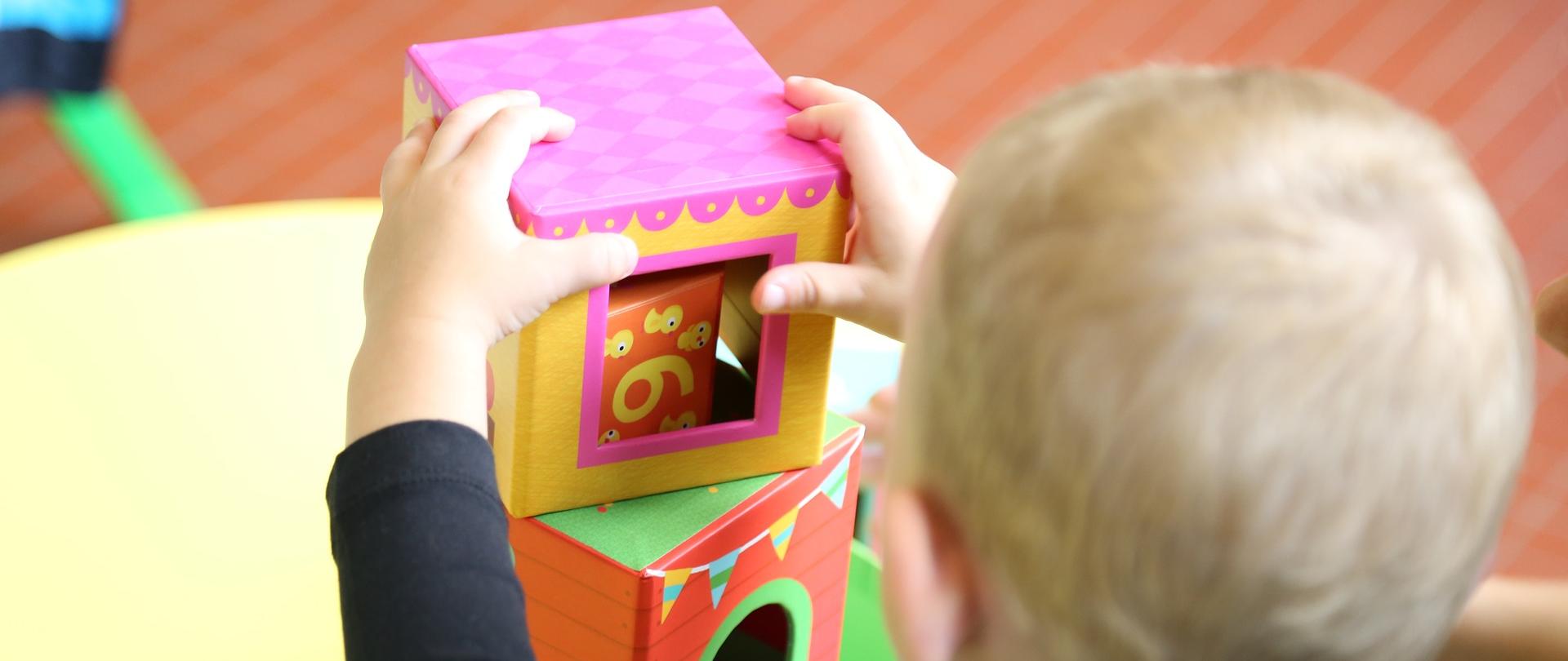 Chłopczyk układający klocki