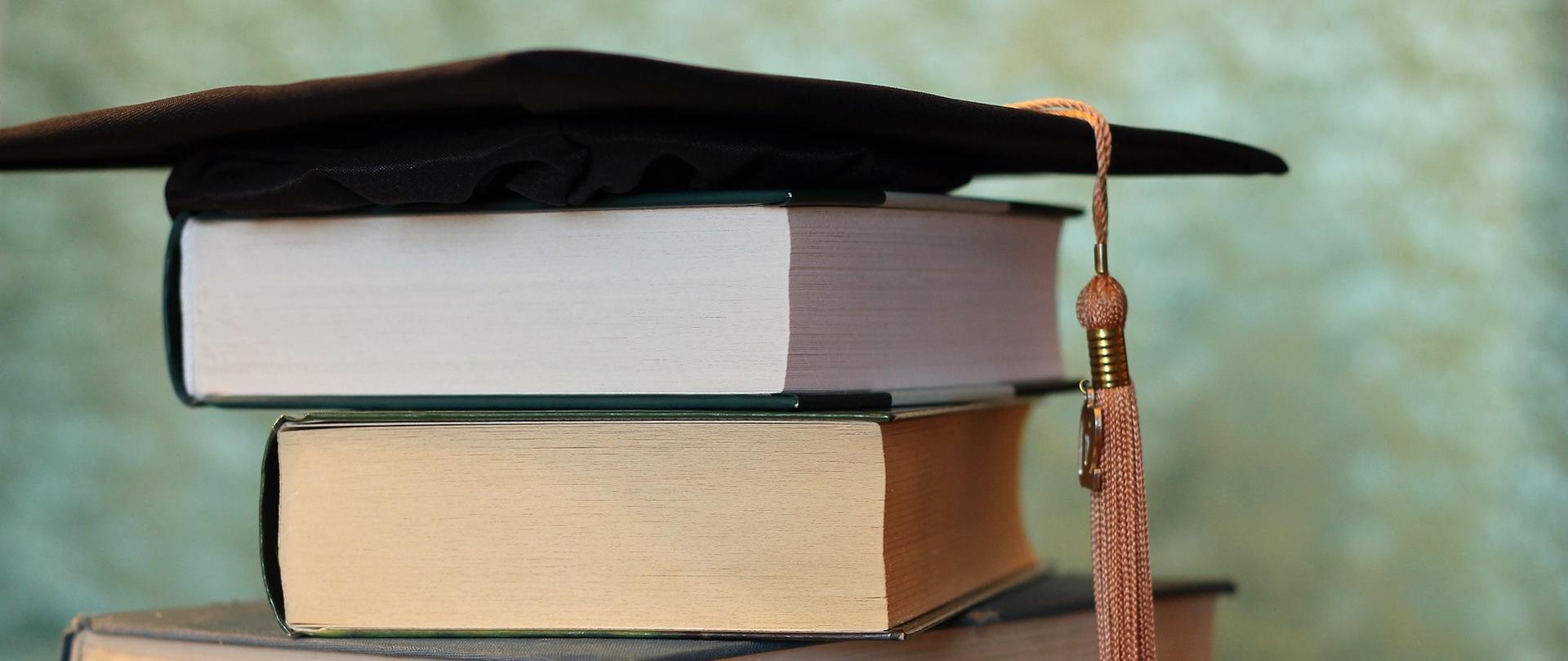 Stos książek i biret