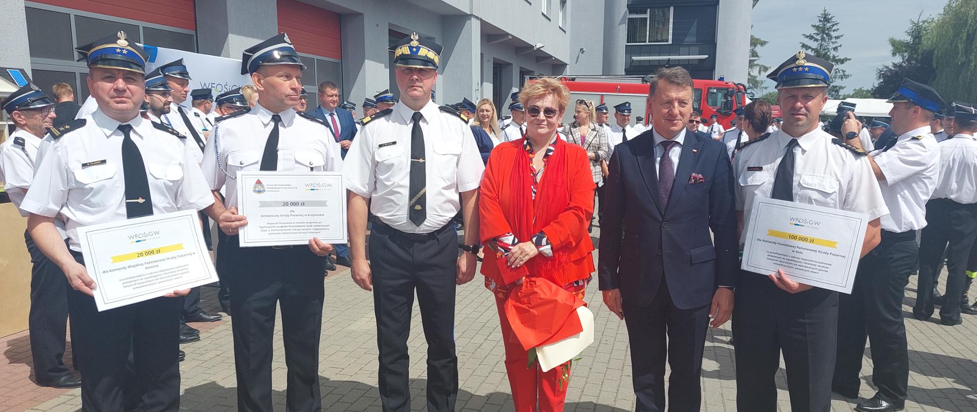 Zdjęcie przedstawia strażaków PSP i prezes WFOSiGW w Poznaniu podczas wręczenia promes