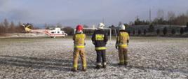 Strażacy zabezpieczają start i lądowanie śmigłowca