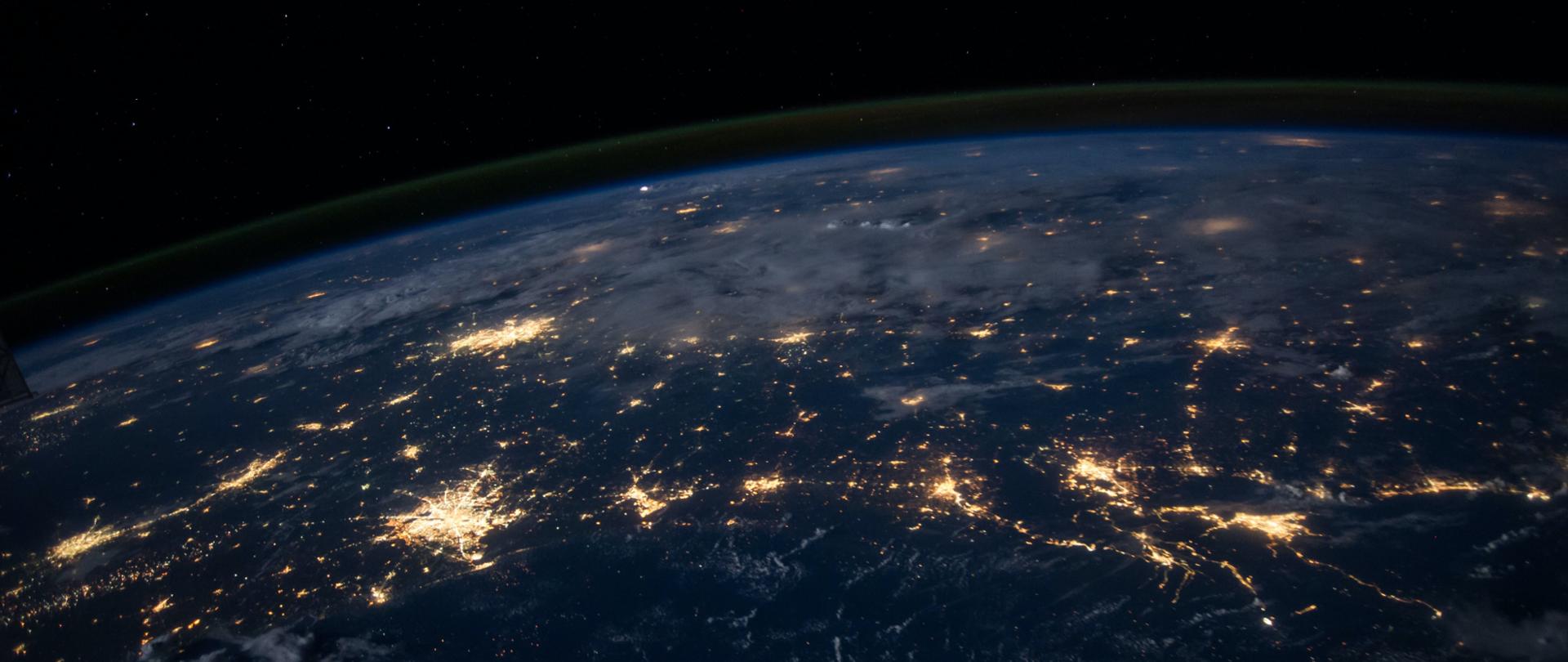 Nocny widok Ziemi z kosmosu