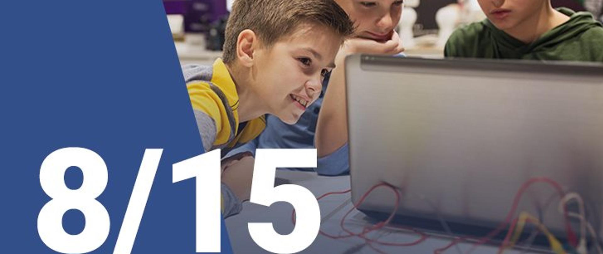 Na zdjęciu widzimy trzech chłopców patrzących na ekran laptopa. W dolnym lewym rogu widoczna jest numeracja zdjęcia (8/15)