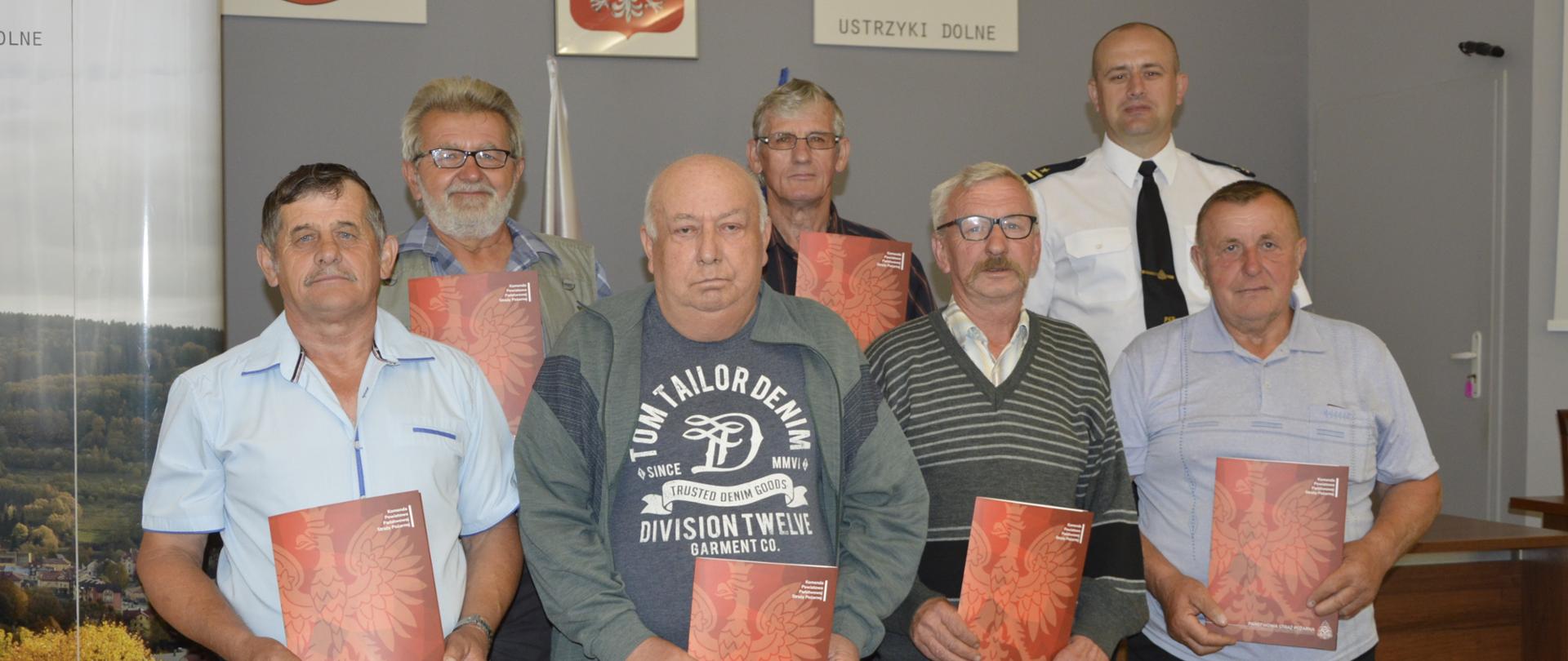 Wręczenie świadczeń ratowniczych druhom z terenu gminy Ustrzyki Dolne