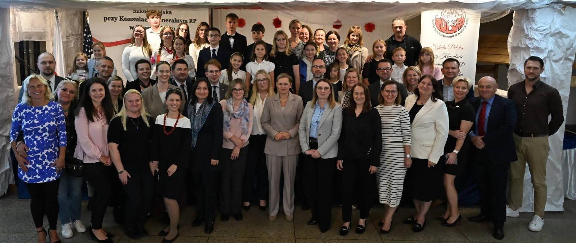 Minister Barbara Nowacka z wizytą w Chicago i Nowym Jorku, zdjęcie przedstawia grupę ludzi, którzy wspólnie pozują do zdjęcia. Po środku stoi minister Barbara Nowacka