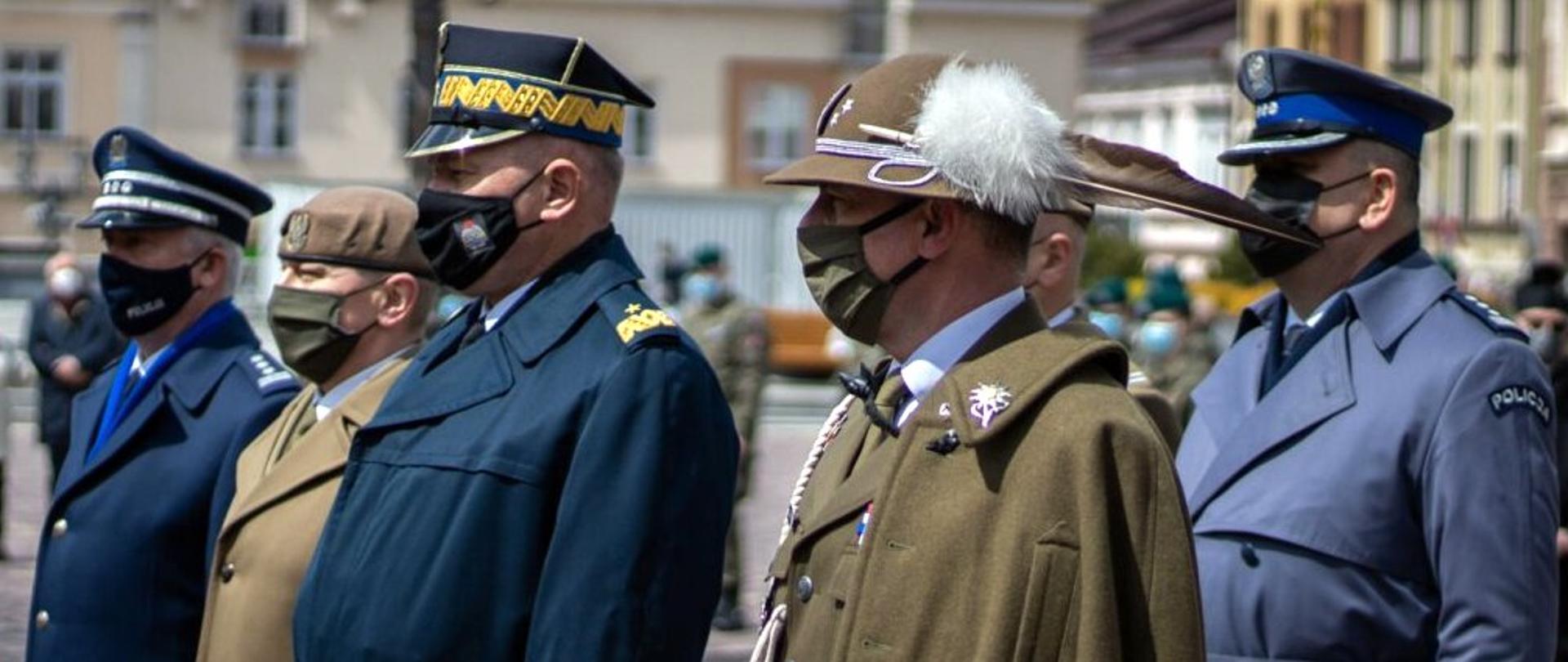 Na zdjęciu oficerowie Państwowej Straży Pożarnej, Policji Wojska Polskiego i Obrony Terytorialnej w stoją w szyku.