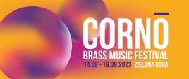 Na żółtym tle kule w kolorze bordowym po lewej stronie. Po prawej stronie napis białą czcionką Corno Brass Music Festival 14.08 - 19.08.2023 Zielona Góra
