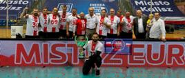 Minister Jan Dziedziczak z zawodnikami zwycięskiej drużyny PSV SEGROMY – POLONIA AUSTRIA podczas Polonia Euro Volley 2023