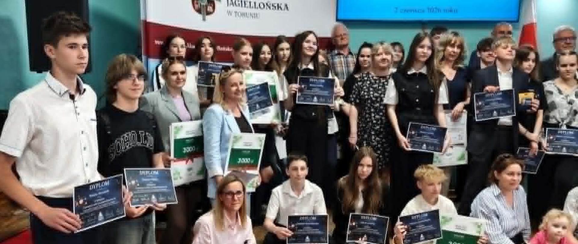 wspólne zdjęcie uczestników Gali Finałowej Ogólnopolskiego Konkursu "Miniodkrycie Kopernika" w Toruniu 