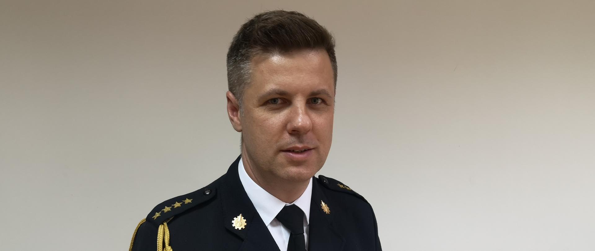Na zdjęciu Z-ca Komendanta Powiatowego PSP w Wieliczce st. kpt. Robert Ulman w mundurze wyjściowym.