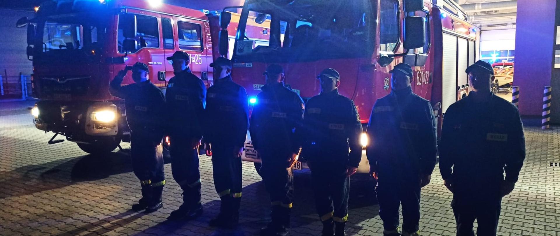 Strażacy przed budynkiem komendy oddają hołd