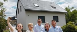 Premier Mateusz Morawiecki podczas spotkania z gospodarzami domu, który przeszedł termomodernizację w Boronowie 