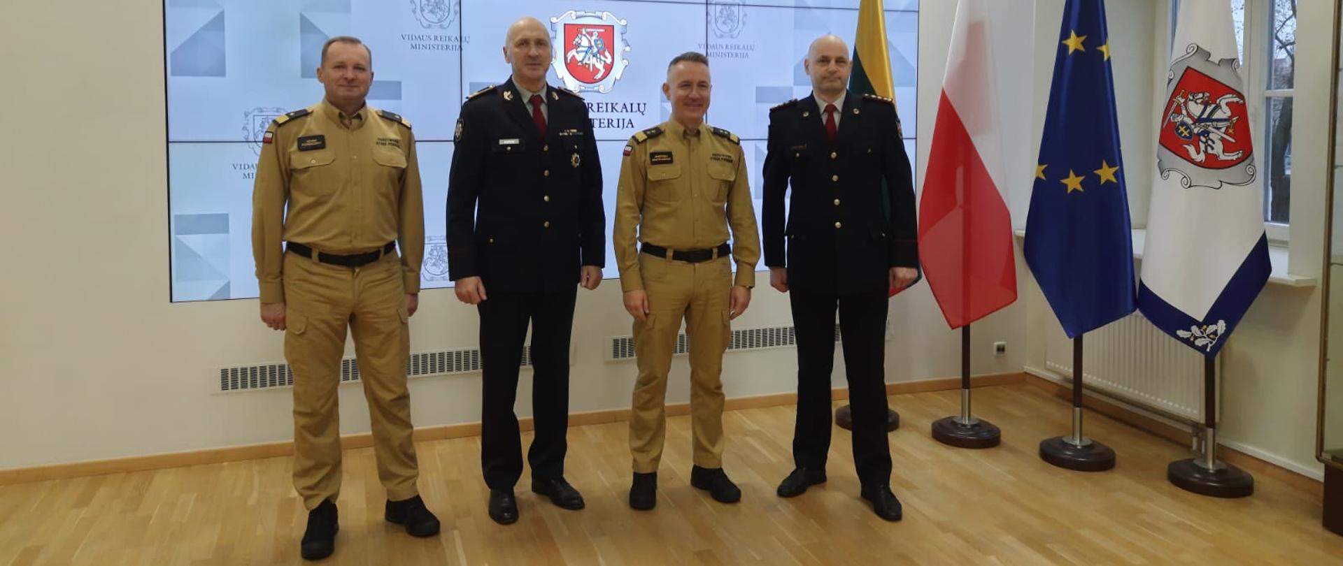 Na zdjęciu widać komendanta głównego PSP oraz zastępcę nadbryg. Adama Koniecznego wraz z Szefami Służb ratowniczych pozujących do zdjęcia na tle symboli Ministerstwa SW Litwy.