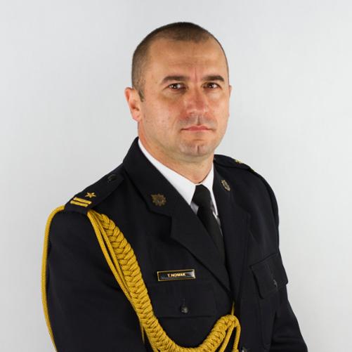 foto przedstawia mł. bryg. mgr inż. Tomasza Nowaka w mundurze bez czapki
