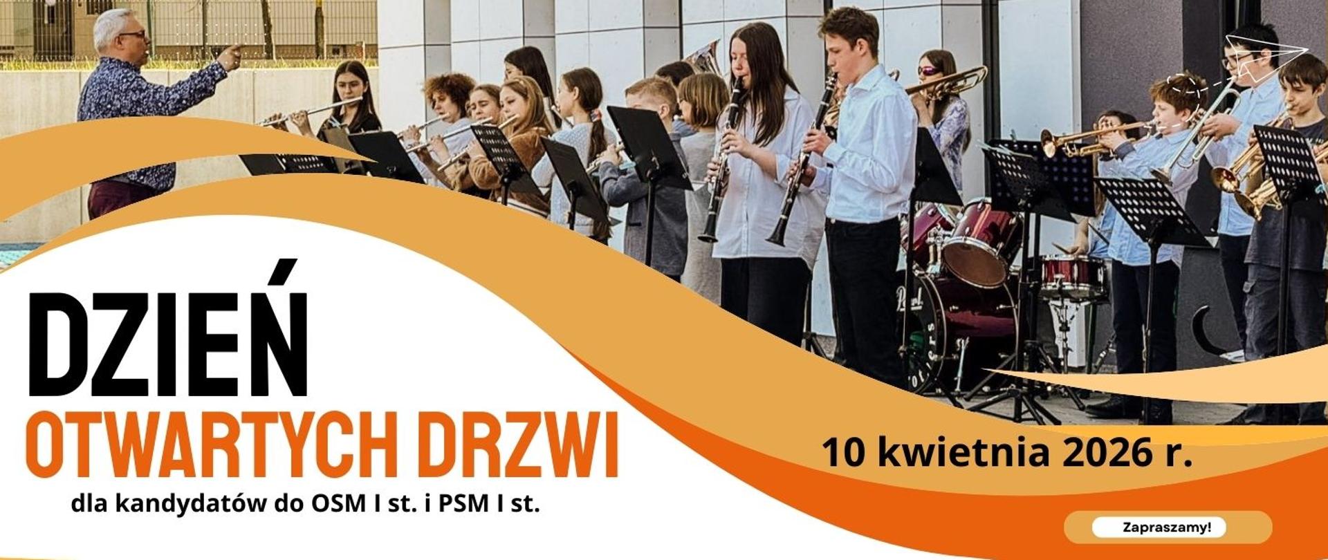 Baner promujący „Dzień Otwartych Drzwi” w Zespole Szkół Muzycznych. Po prawej stronie przedstawiona jest grupa młodych wykonawców grających na instrumentach dętych i perkusji, ustawionych w półkolu na zewnątrz budynku. Po lewej znajduje się napis w dużych czarnych i pomarańczowych literach: „Dzień Otwartych Drzwi dla kandydatów do OSM I st. i PSM I st.”. Na pomarańczowym tle po prawej stronie widnieje data „10 kwietnia 2026 r.”. W dolnej części umieszczono mały przycisk z napisem „Zapraszamy!”. Tło graficzne składa się z falistych pasów w odcieniach bieli, pomarańczu i żółci.