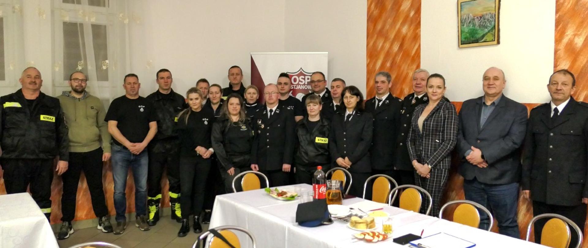 Na zdjęciu widać stojących strażaków OSP w ubraniach koszarowych i galowych a także osoby w ubraniach cywilnych. 