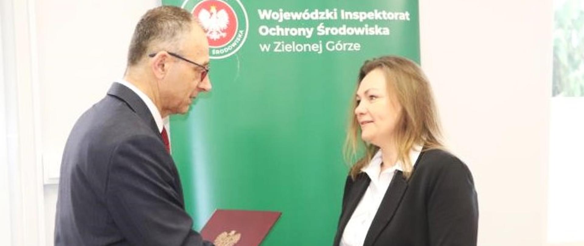Marek Cebula Wojewoda Lubuski wręcza powołanie na Lubuskiego Wojewódzkiego Inspektora Ochrony Środowiska dr inż. Anicie Jakubaszek