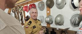 Komendant Powiatowy PSP w roli przewodnika wystawy "Pali Się" udzielił niezliczonych wyjaśnień oraz przekazał masę fachowej wiedzy pożarniczej. 