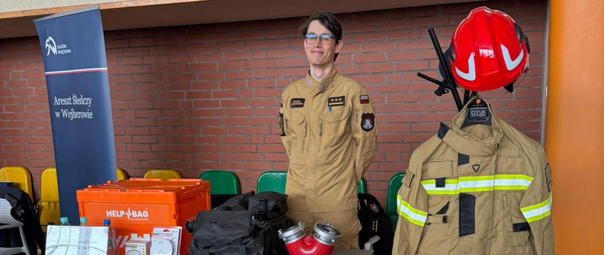 Na zdjęciu kpt. Maciej Wesserling prezentuje punkt informacyjny Komendy Powiatowej PSP w Pucku podczas Dnia Zawodowca