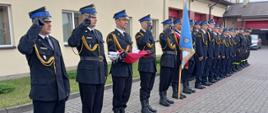 Na zdjęciu pododdział strażaków wraz z pocztem flagowym i sztandarowym