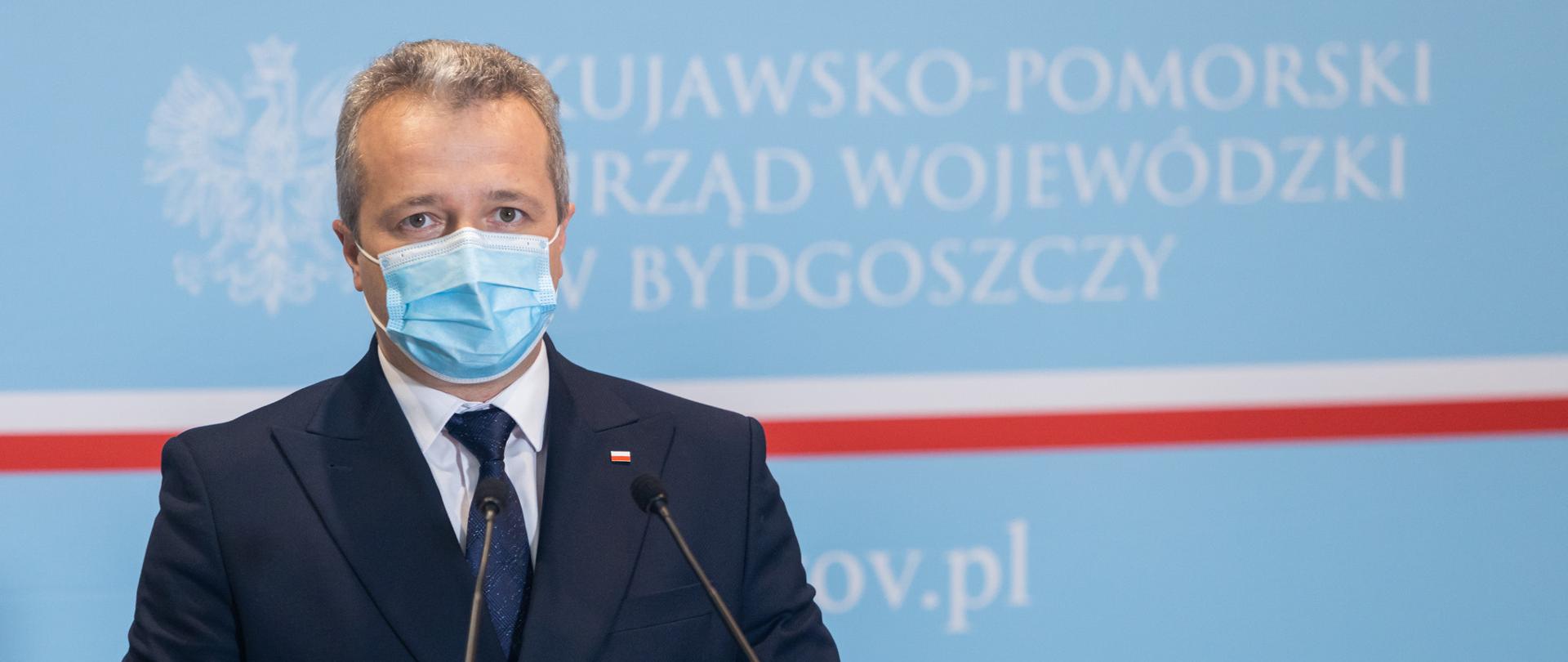 Wojewoda Kujawsko-Pomorski Mikołaj Bogdanowicz przemawia podczas konferencji dotyczącej aktualnej sytuacji epidemicznej oraz realizacji programu szczepień w regionie