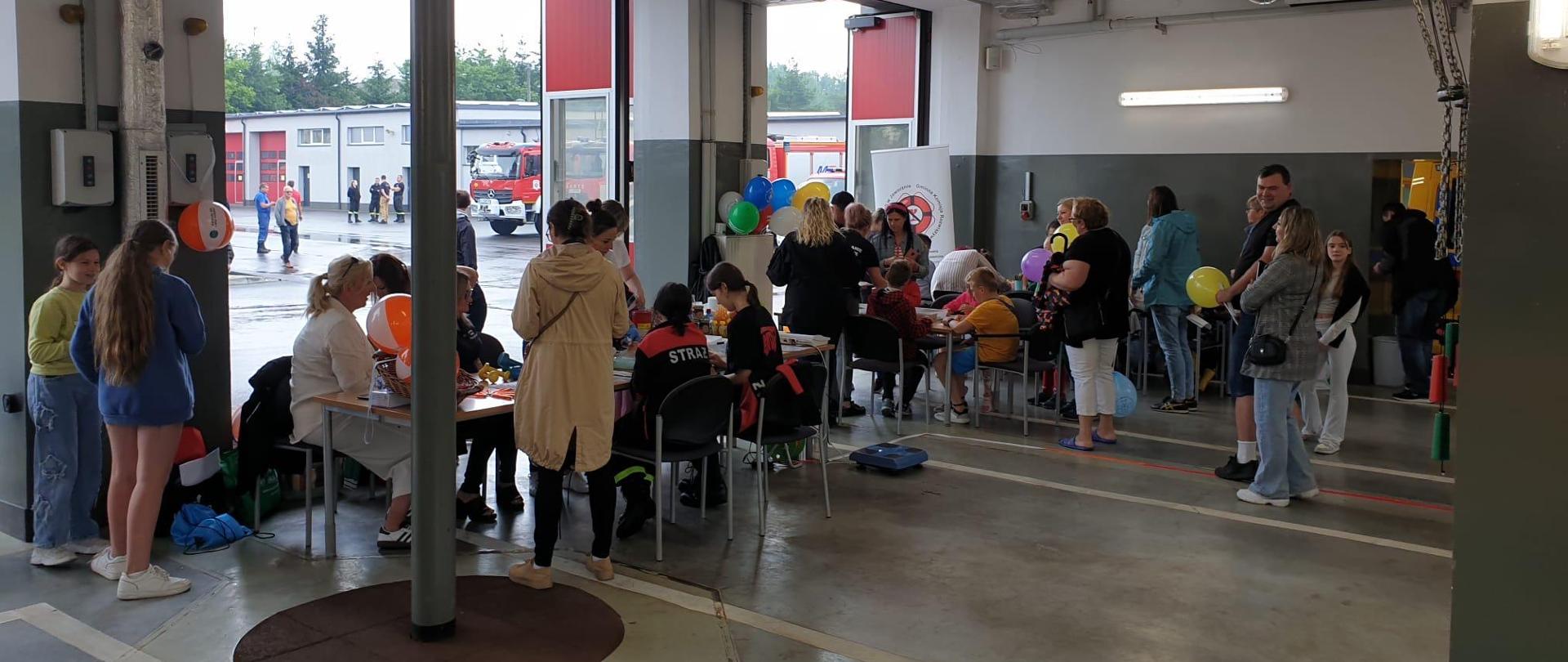 Na zdjęciu widoczni uczestnicy Dnia Otwartego na garażu Jednostki Ratowniczo - Gaśniczej w Jaworznie.