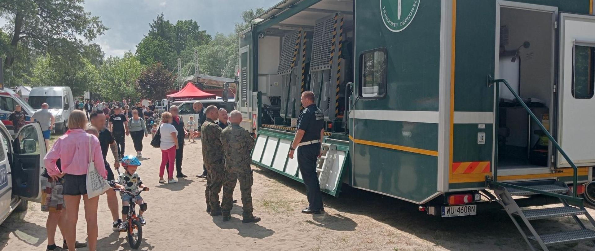 Mobilna Jednostka Diagnostyczna podczas prezentacji na SAREX. Wokół pojazdu licznie odwiedzający teren Akademii Ratowniczej.