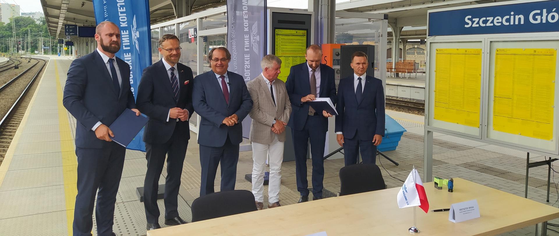 Wiceminister infrastruktury Marek Gróbarczyk w trakcie konferencji prasowej na dworcu Szczecin Główny