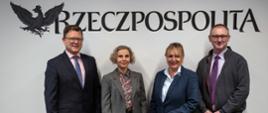 Uczestnicy debaty w Dzienniku Rzeczpospolita, od lewej:
- Tomasz Chudobski, Związek Pracodawców Outsourcingu
- Brygida Brańko, Zastępca Dyrektora Departamentu Prawnego UZP
- Jolanta Sergot-Kowalska, ekspertka w zakresie zamówień publicznych, szkoleniowiec i biegła sądowa
- Grzegorz Lang, Dyrektor ds. prawnych w Federacji Przedsiębiorców Polskich (FPP)